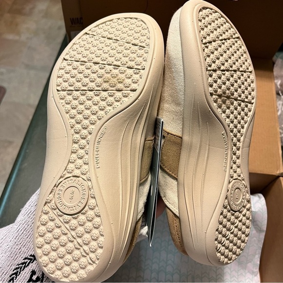 Revitalign Orthotic Canvas Clogs Maria Cream 5.5D 5.5 Wide - Picture 5 of 6